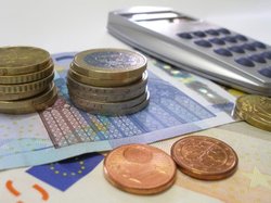 Geld und Taschenrechner liegen auf einem Tisch. Foto: Claudia Hautumm/Pixelio