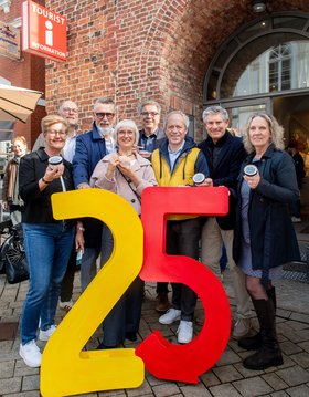 Feiern das Jubiläum: Britta Silchmüller, Olaf Meenen, Stefan Dieker, Silke Fennemann, Oberbürgermeister Jürgen Krogmann, Ralph Wilken, Christian Bunk, Bettina Unruh. Foto: OTM/Hauke-Christian Dittrich