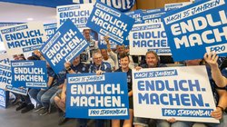 Zahlreiche VfB-Fans warben für ein neues Stadion. Foto: Sascha Stüber