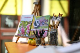 Pinsel und Bücher im Färber-Atelier in der Baumgartenstraße. Foto: Oldenburger Kunstschule/Izabela Mittwollen