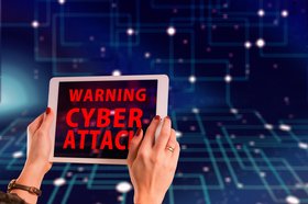 Ein Schild mit: Warning Cyber Attack wird hochgehalten. Bild: Gerd Altmann/Pixaby.