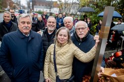 Weihten die Erinnerungszeichen ein (von links): Dietmar Schütz, Nitzan Ariel, Linda Meyberg, Jörg Witte und Mike Meyberg. Foto: Hauke-Christian Dittrich