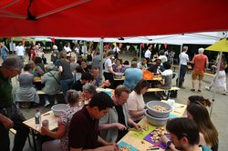 Rund 300 Menschen bei der Schnippeldisko in Bloherfelde. Foto: Jörg Hemmen