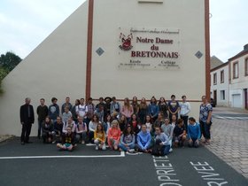 Gruppenbild von Schülerinnen und Schülern der OBSen Alexanderstraße und Ofenerdiek und des Collège Notre Dame du Bretonnais. Foto: Ralf Scharnagl