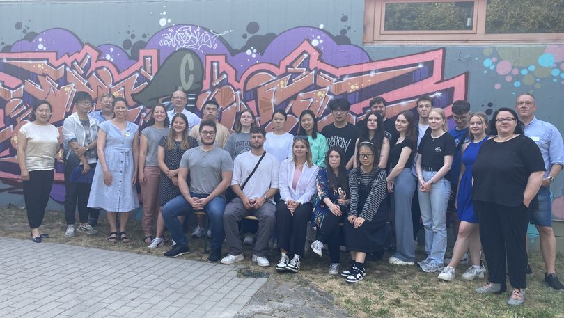 Eine Delegation aus Oldenburgs Partnerkommune Xi’an hat sich mit Oldenburger Schülerinnen und Schülern und Vertretern der Stadtverwaltung zum gemeinsamen Abendessen in der Freizeitstätte Ofenerdiek getroffen. Foto: Stadt Oldenburg