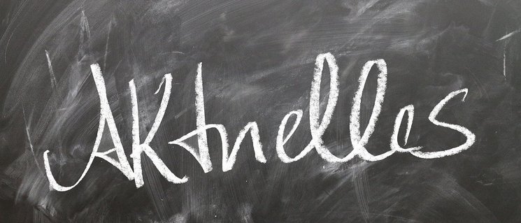 Das Wort „Aktuelles“ mit Kreide auf Tafel. Foto: Geralt Altmann/Pixabay
