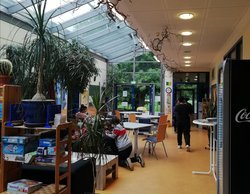 Der Innenraum der Freizeitstätte Kreyenbrück mit Tischen, günen Pflanzen und Gesellschaftsspielen. Foto: Stadt Oldenburg