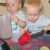 Vorschau: Zwei Kleinkinder spielen mit farbigem Reis. Foto: Stadt Oldenburg