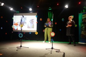 Lena Ralle und Melanie Zach von der Stadtbibliothek Oldenburg. Foto: Stadt Oldenburg