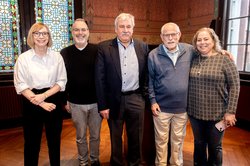 Bürgermeisterin Nicole Piechotta (1. von links) empfing Nitzan Ariel (2. von links), Dietmar Schütz (3. von links), Mike Meyberg (2. von rechts) und Linda Meyberg (1. von rechts) vor der Einweihung der Erinnerungsstele im Alten Rathaus. Foto: Hauke-Christian Dittrich