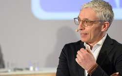 Moderator Uli Hagemeier. Foto: Mohssen Assanimoghaddam