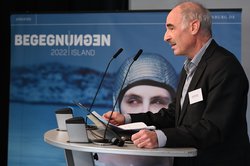 Referent Rudolf Hermann am Rednerpult vor dem Begegnungen-Plakat. Foto: Jörg Hemmen