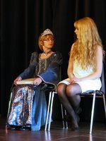 Inga-Lotta Behrens und eine Schülerin in ihrem Kostüm. Foto: Adolf Rüdebusch