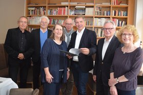 Sichteten die Bewerbungen für den Carl-von-Ossietzky-Preis: Oberbürgermeister Jürgen Krogmann (3. von rechts) mit den fünf Jurymitgliedern (von links) Dr. Gunter Hofmann, Thomas Roth, Prof. Dr. Sabine Doering, Prof. Dr. Martin Sabrow und Friedrich-Wilhelm Kramer sowie Projektleiterin Gerda Grebe (rechts). Foto: Stadt Oldenburg