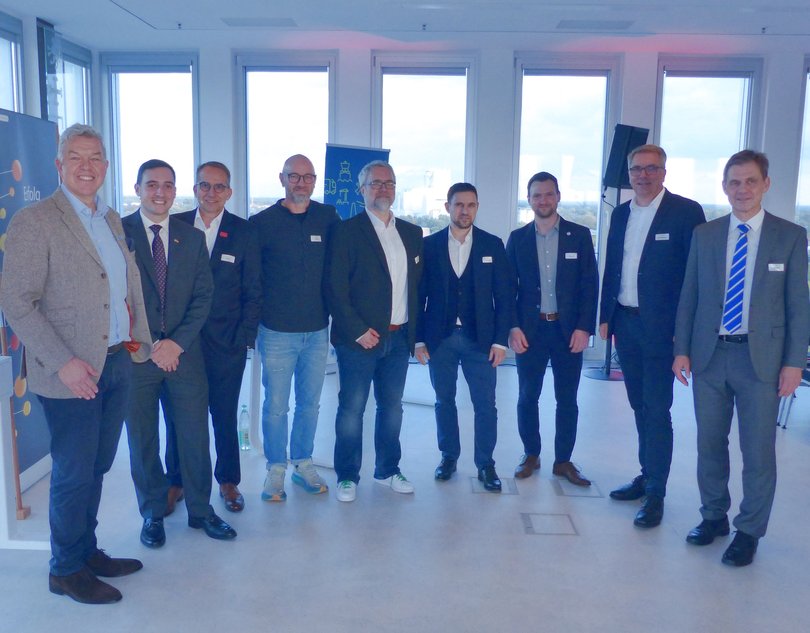 Organisatoren und Referenten beim USA-Wirtschaftstag 2025 (von links): Olaf Hemker, Brandon Bohrn, Christoph Doerr, Daniel Kraft, Michael Weigel-Jech, Erkul Basaran, Joshua Hirneiß, Jürgen Krogmann und Jan Müller. Foto: Stadt Oldenburg