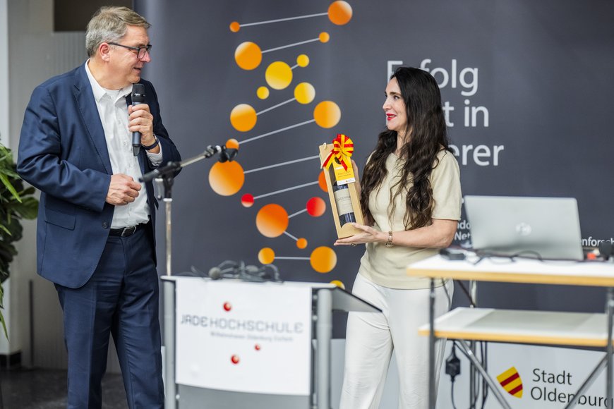 Oberbürgermeister Jürgen Krogmann bedankt sich bei Prof. Dr. Anabel Ternès von Hattburg für den inspirierenden Vortrag. Foto: Imke Folkerts