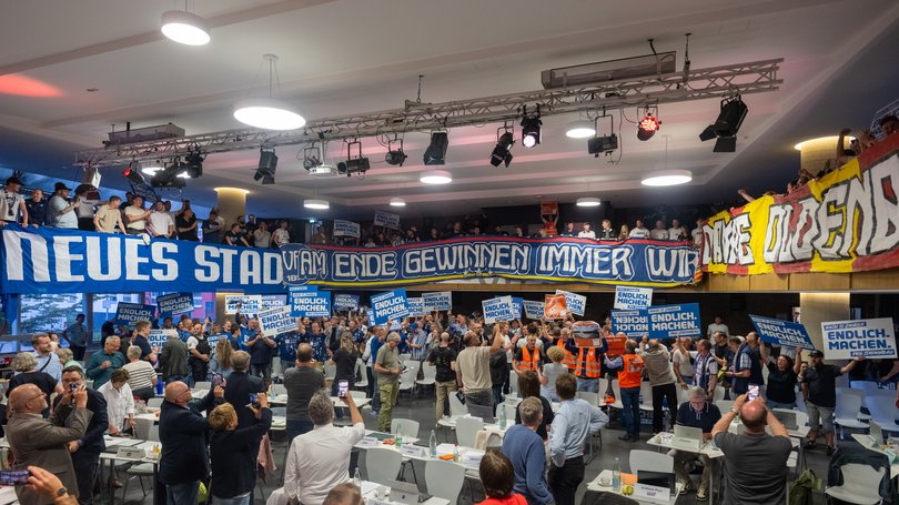 Nach der Entscheidung des Rates zur Vergabe des Stadion-Neubaus brandete lautstarker Jubel auf. Foto: Sascha Stüber