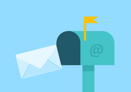 Ein Briefkasten mit einem @-Zeichen und links daneben drei Brieumschläge. Foto: Tumisu/Pixabay
