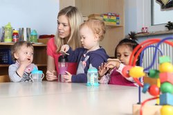 Erzieherin mit Kindern. Foto: RioPatuca Images/Fotolia