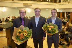 Oberbürgermeister Jürgen Krogmann beglückwünschte Jan Bembennek (links) und Holger Denckmann (rechts) am 24. Februar im Rat zu ihrer Wahl als neue Dezernenten. Foto: Sascha Stüber