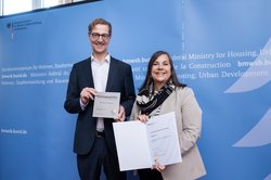 Dietmar Horn (Bundesministerium für Wohnen, Stadtentwicklung und Bauwesen) mit Stadtbaurätin Christine-Petra Schacht bei der Bekanntgabe der Klimaquartiere. Foto: Benjamin Pritzkuleit