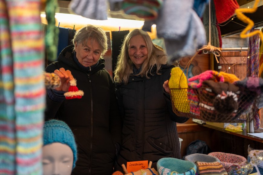Besucherinnen an einer Hütte auf dem Lamberti-Markt 2025. Foto: Sascha Stüber
