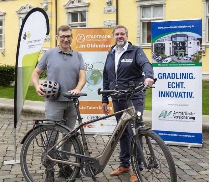 Axel Eilers, Vorstandsvorsitzender der Ammerländer Versicherung VVaG, und Hilger Koenig, Geschäftsführer von „pro:connect“ – Integration durch Bildung & Arbeit e.V., freuen sich über das Erreichen des Etappenziels. Foto: Ammerländer Versicherung/Felix Wenzel