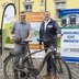 Vorschau: Axel Eilers, Vorstandsvorsitzender der Ammerländer Versicherung VVaG, und Hilger Koenig, Geschäftsführer von „pro:connect“ – Integration durch Bildung & Arbeit e.V., freuen sich über das Erreichen des Etappenziels. Foto: Ammerländer Versicherung/Felix Wenzel