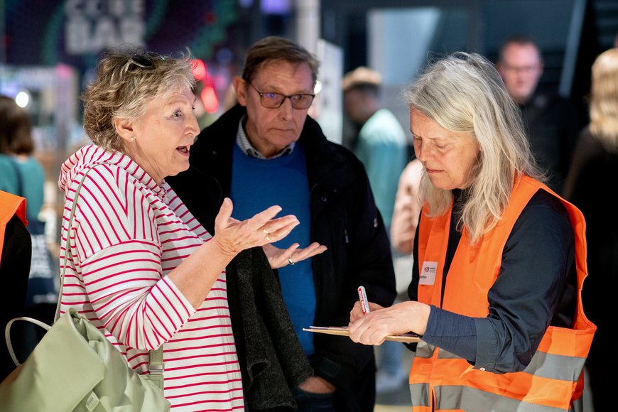 Dokumentation einer Anmerkung einer Bürgerin durch eine Mitarbeitende aus dem Projetteam. Foto: Hauke-Christian Dittrich