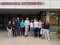 Oberbürgermeister Jürgen Krogmann mit Schülervertreterinnen und Schülervertretern der OBS Osternburg sowie Schulleiter Sven Winkler und seine Vertreterin Rebecca Kins  Foto: Stadt Oldenburg
