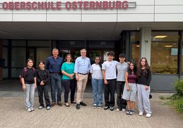 Oberbürgermeister Jürgen Krogmann mit Schülervertreterinnen und Schülervertretern der OBS Osternburg sowie Schulleiter Sven Winkler und seine Vertreterin Rebecca Kins  Foto: Stadt Oldenburg