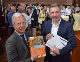 Der stellvertretende Bürgermeister Cholets, Michel Champion, überreicht OB Krogmann das Gastgeschenk. Foto: Stadt Oldenburg