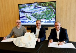 Stefan Orth (Geschäftsführer der Stadion Oldenburg GmbH & Co. KG), Oberbürgermeister Jürgen Krogmann und Walter Hellmich (Alleingesellschafter der Baugesellschaft Walter Hellmich mbH) bei der offiziellen Vertragsunterzeichnung. Foto: Sascha Stüber