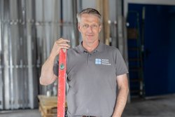 Fliesenlegermeister Stefan Bohlken spart mit seinem digitalen Büro „Zeit, Papier und Nerven“. Foto: Bonnie Bartusch