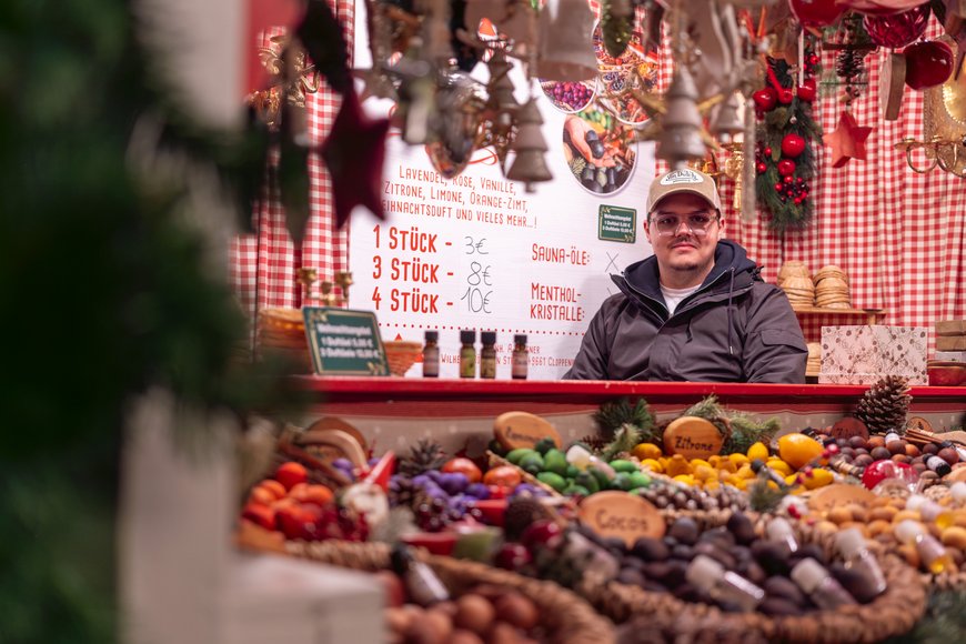 Naturdufthölzer und Öle auf dem Lamberti-Markt 2025. Foto: Sascha Stüber