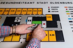 Hände befühlen einen blindengerechten Gebäudeplan. Foto: Izabela Mittwollen