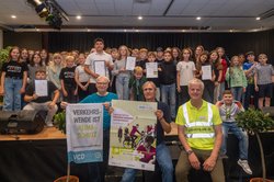 Jürgen Pieper, Vorstand VCD Oldenburg, Edgar Knapp, RUZ Oldenburg und Klaus Fuhrken, stellvertretender Vorsitzender ADFC Oldenburg zusammen mit den Gewinnerklassen bei der Abschlussveranstaltung des Wettbewerbs „FahrRad!“ in Oldenburg. Foto: Sascha Stüber