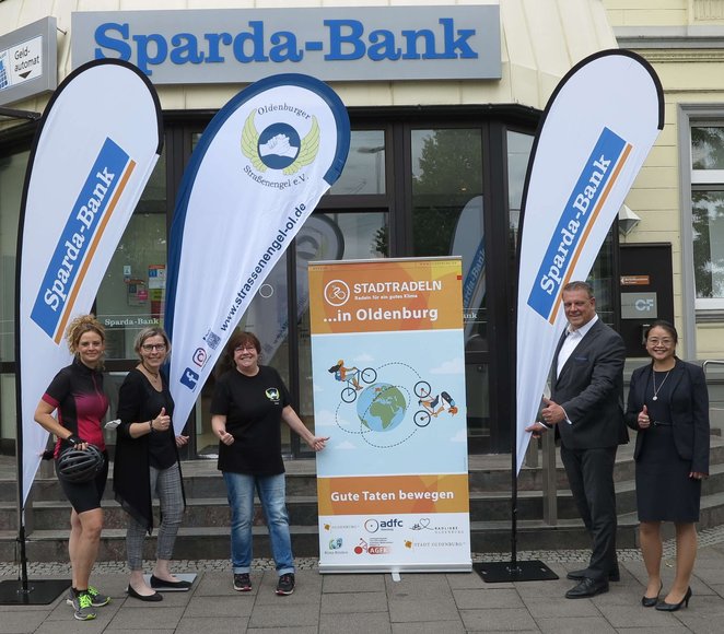 Ilka Lange, Liane Neumann (1. Vorsitzende) und Anke Weber (2. Vorsitzende), Oldenburger Straßenengel e.V. und Hermann Kruse (Filialleiter) und Thu Qui Reckemeyer (Kundenberaterin), Sparda-Bank West eG freuen sich über viele Kilometer für das Erreichen des Etappenziels. Foto: Stadt Oldenburg