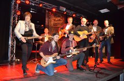 Auf der Bühne im Bandhaus: (vorne, von links) Cadillac-Auszubildender Ruben Jena und FSJ-Absolvent Ken Stieme sowie (dahinter, von links) Dagmar Sachse, Marius Asmus, Jürgen Krogmann, Hans-Dieter Remmers, Frank Lammerding und Christian Fritsch. Foto: Stadt Oldenburg