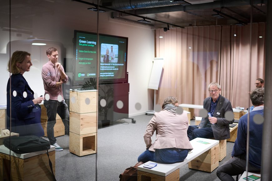 Vortragende erklären den Gästen die Green Learning App. Foto: Foto und Bilderwerk