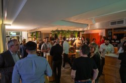 Die rund fünfzig Teilnehmenden beim Netzwerken im Anschluss an die Präsentationen. Foto: Sascha Stüber
