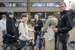 Edgar Knapp (blaue Mütze) vom RUZ und Schüler der IGS Kreyenbrück überprüfen ein Fahrrad auf Mängel. Foto: Sascha Stüber