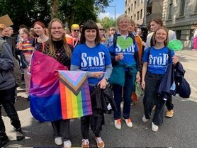 Vier Frauen aus dem StoP Frauentisch auf dem CSD Demonstration. Foto: Stadt Oldenburg