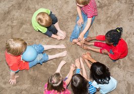 Eine Gruppe von Kindern im Sand. Foto: Stadt Oldenburg