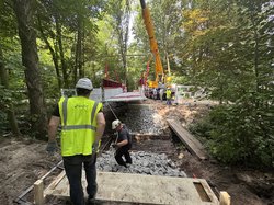 Maßarbeit war am 2. Juli gefragt, um Deutschlands erste Modulbrücke aus Carbonbeton zu montieren. Foto: Sascha Stüber  
