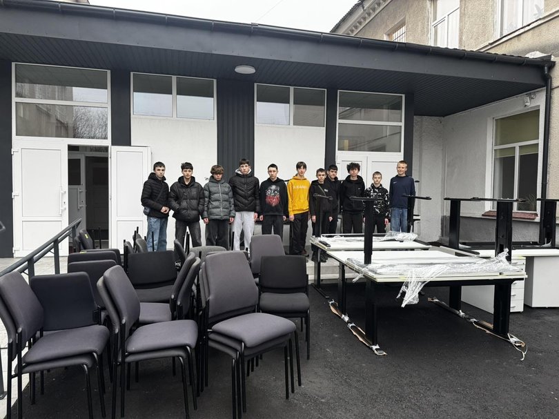 Schüler in der ukrainischen Stadt Scheptyzkyj (ehemals Chervonohrad) mit einigen Schreibtischen und Stühlen aus Oldenburg, die vor Ort in ihrer Schule genutzt werden. Foto: Scheptyzkyj