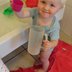 Vorschau: Ein Kleinkind spielt am Waschbecken. Foto: Stadt Oldenburg