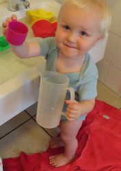 Ein Kleinkind spielt am Waschbecken. Foto: Stadt Oldenburg
