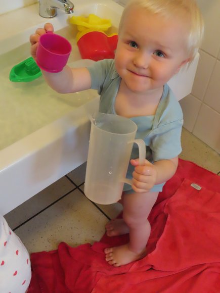 Ein Kleinkind spielt am Waschbecken. Foto: Stadt Oldenburg