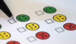 Grüner, gelber und roter Smiley. Foto: Nasim Nadjafi/pixelio.de